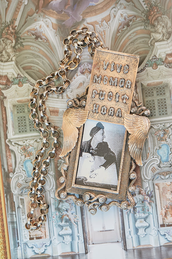 Обратная сторона кулона Codognato с фотографией его предыдущей владелицы - английской писательницы Эдит Ситуэл