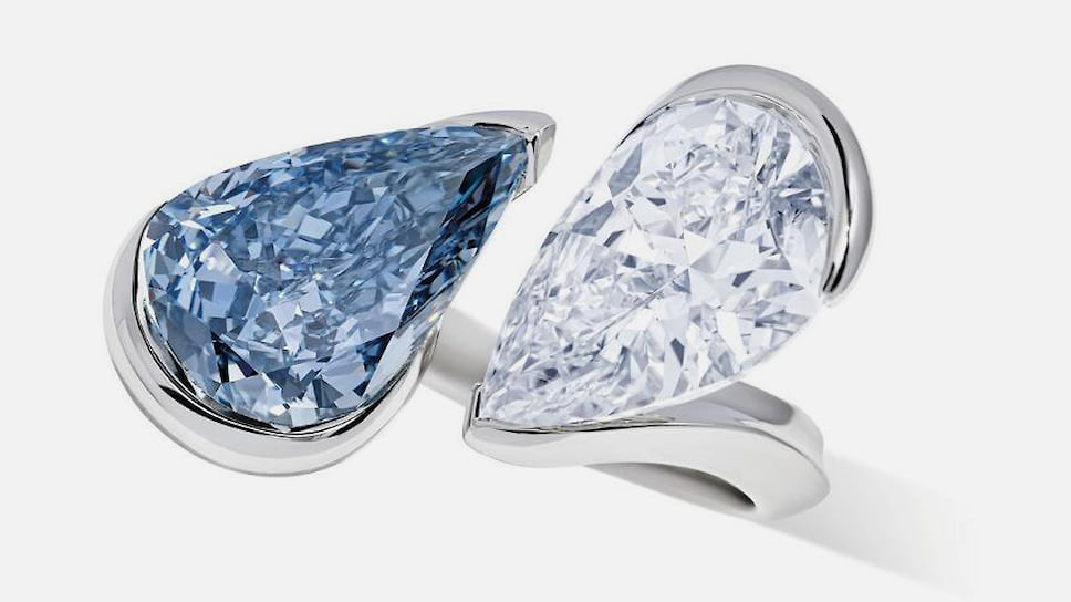 Лот 196, кольцо Reza с голубым (5,34 карат, Fancy Vivid Blue IF) и бесцветным (5,37 карат, D IF IIa) грушевидными бриллиантами; эстимейт: 8 - 12 млн швейцарских франков; продано за: 8 730 750 шейцррских франков