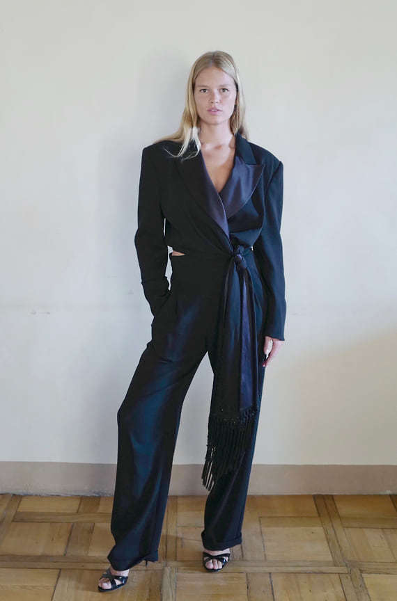 Немецкая модель Анна Эверс в смокинге и брюках с показа Max Mara 1989