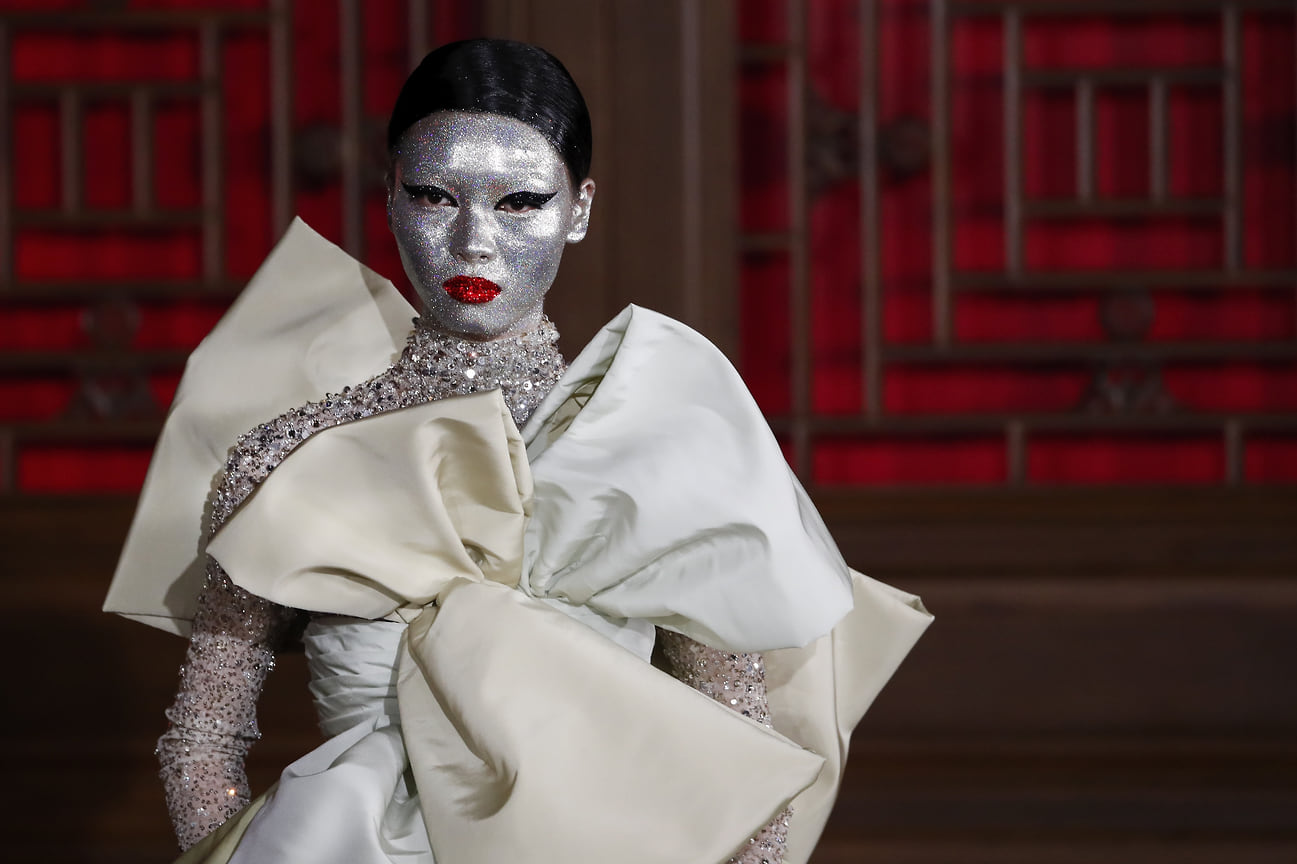 Valentino Extravagant Couture 2019 в Пекине
