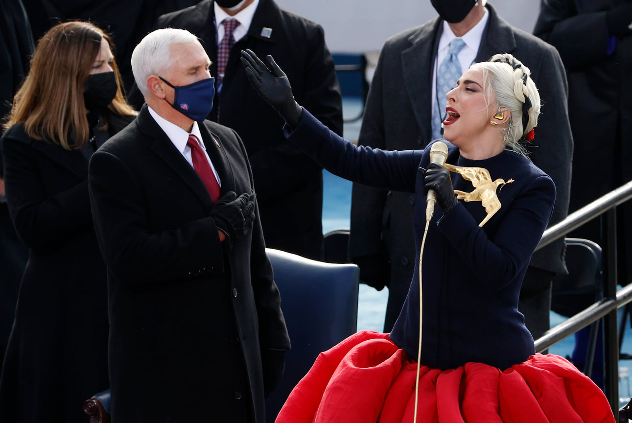 Любительница провокационных нарядов, певица Леди Гага исполнила гимн США в пышной юбке и шерстяном жакете c гигантской позолоченной брошью в виде голубя Schiaparelli. Голубь с веткой оливы в клюве — классический символ мира, о чем певица напомнила в своем аккаунте в Twitter
