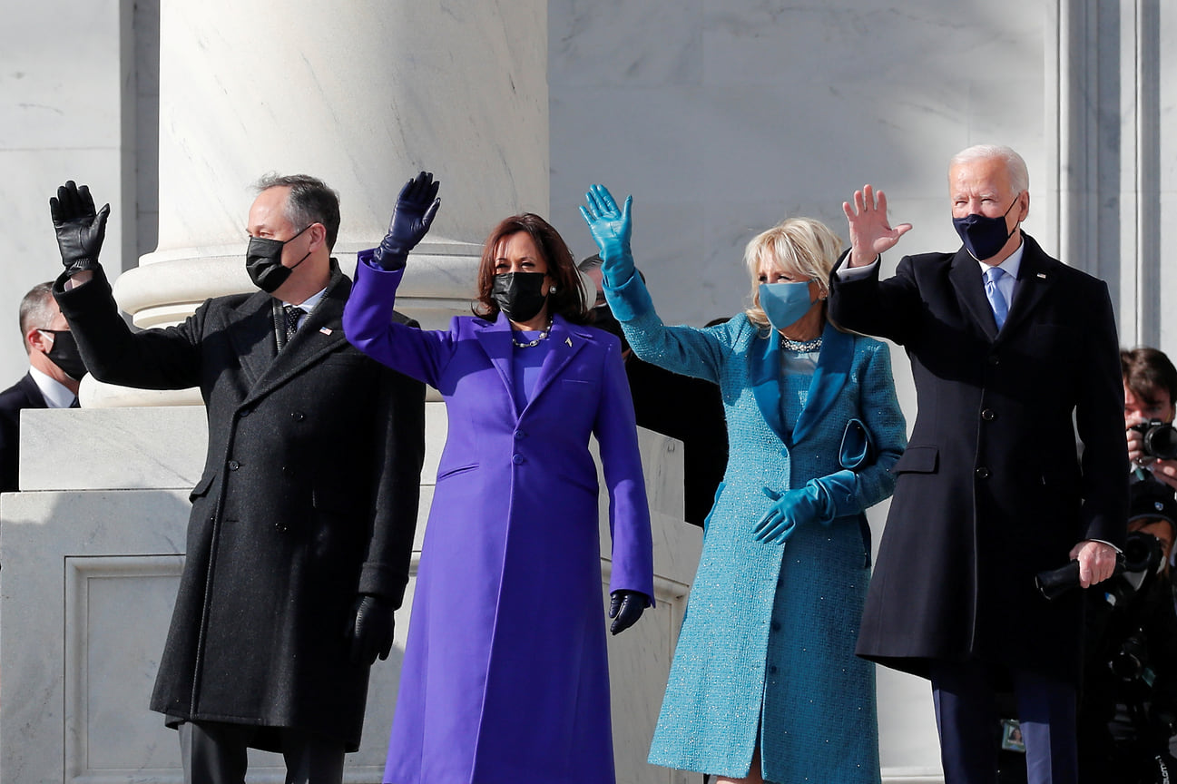 Справа налево: президент Джо Байден, его жена Джилл Байден, вице-президент Камала Харрис и ее муж Дуг Эмхофф приветствуют прибывших гостей перед инаугурацией Байдена