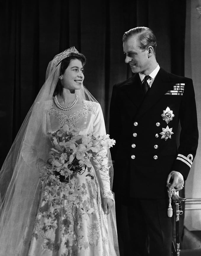 Принцесса Елизавета, впоследствии королева Елизавета II со своим мужем Филиппом, герцогом Эдинбургским, в день их свадьбы, 20 ноября 1947 года