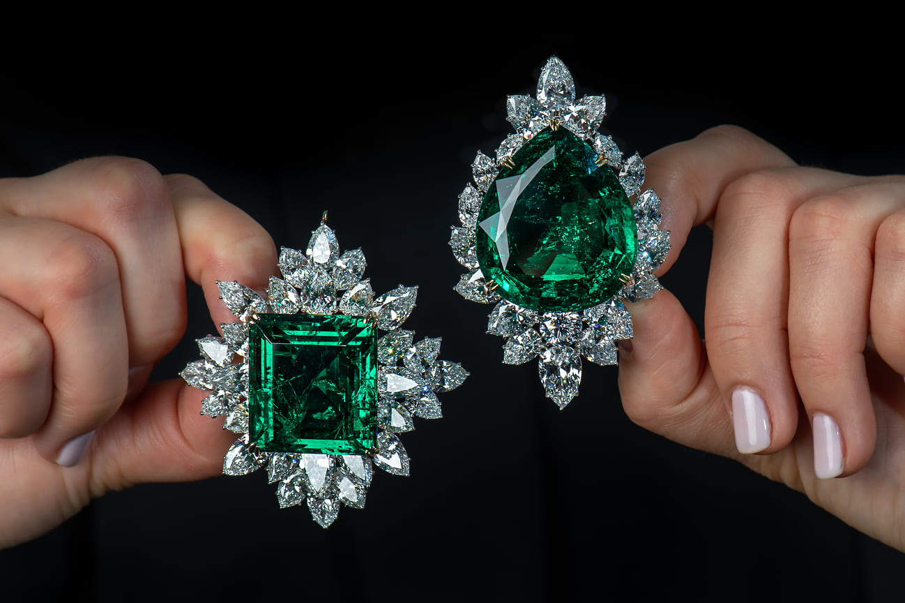Броши Harry Winston с колумбийскими изумрудами (80,45 и 104,4 карат), лоты на торгах Sotheby’s Magnificent and Noble Jewels