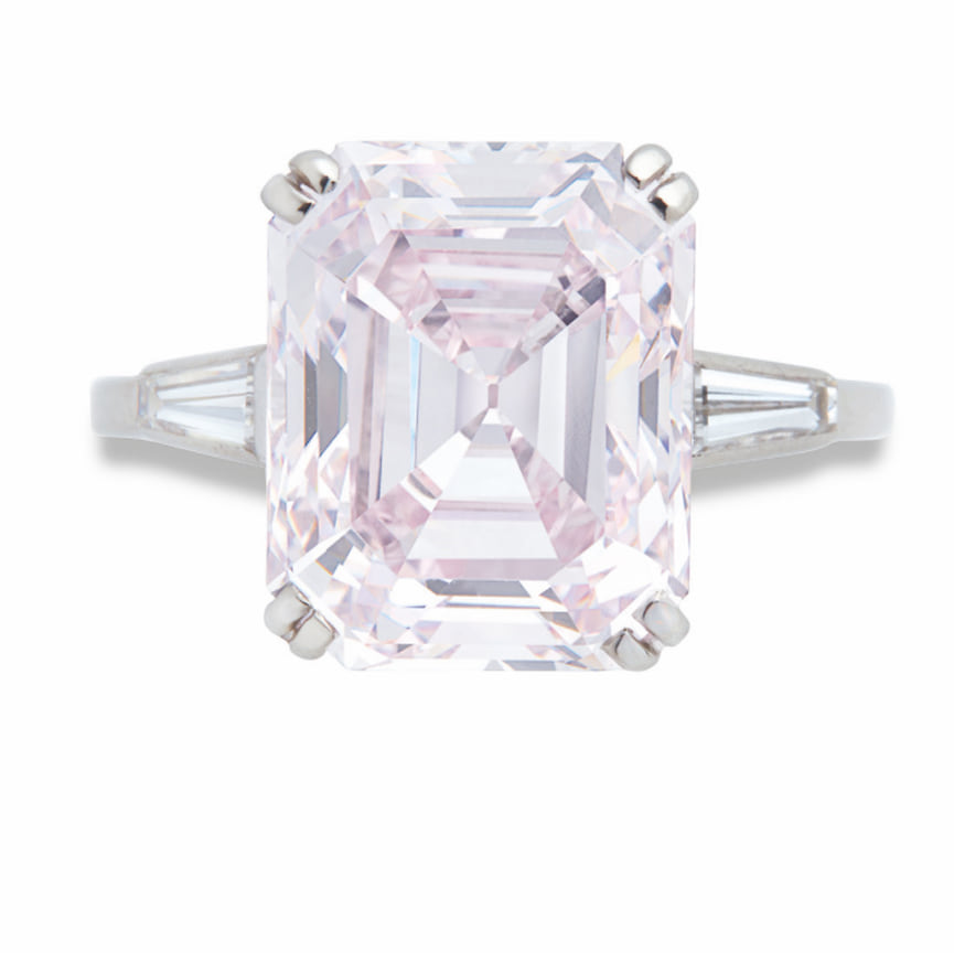 Кольцо Boucheron с цветным бриллиантом (8,06 карат), лот 97 на торгах Christie’s Magnificent Jewels, эстимейт: 1,2 -1,5 млн швейцарских франков, продано за 3,15 млн швейцарских франков 12 мая 2021 года в Женеве