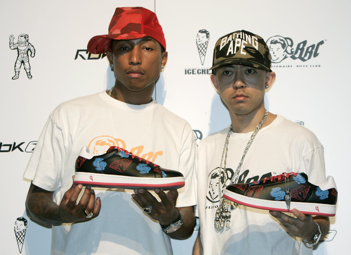 Фаррелл Уильямс и японский дизайнер Nigo на запуске эксклюзивной коллекции обуви Billionaire Boys Club clothing и  Ice Cream в Лондоне, 2004 год