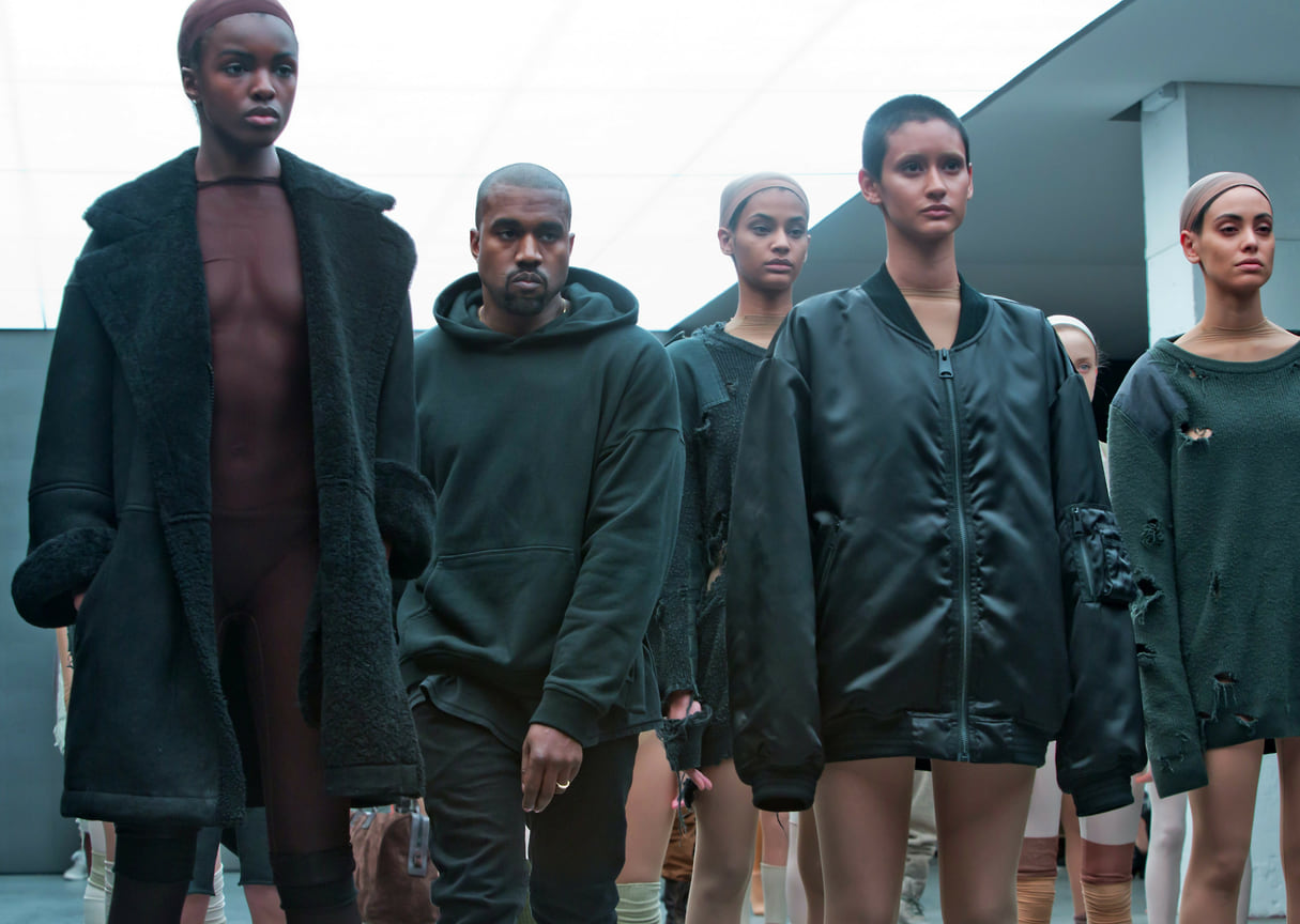 Канье Уэст (второй слева) на показе своей коллекции для adidas, осень 2015 на Неделе моды в Нью-Йорке