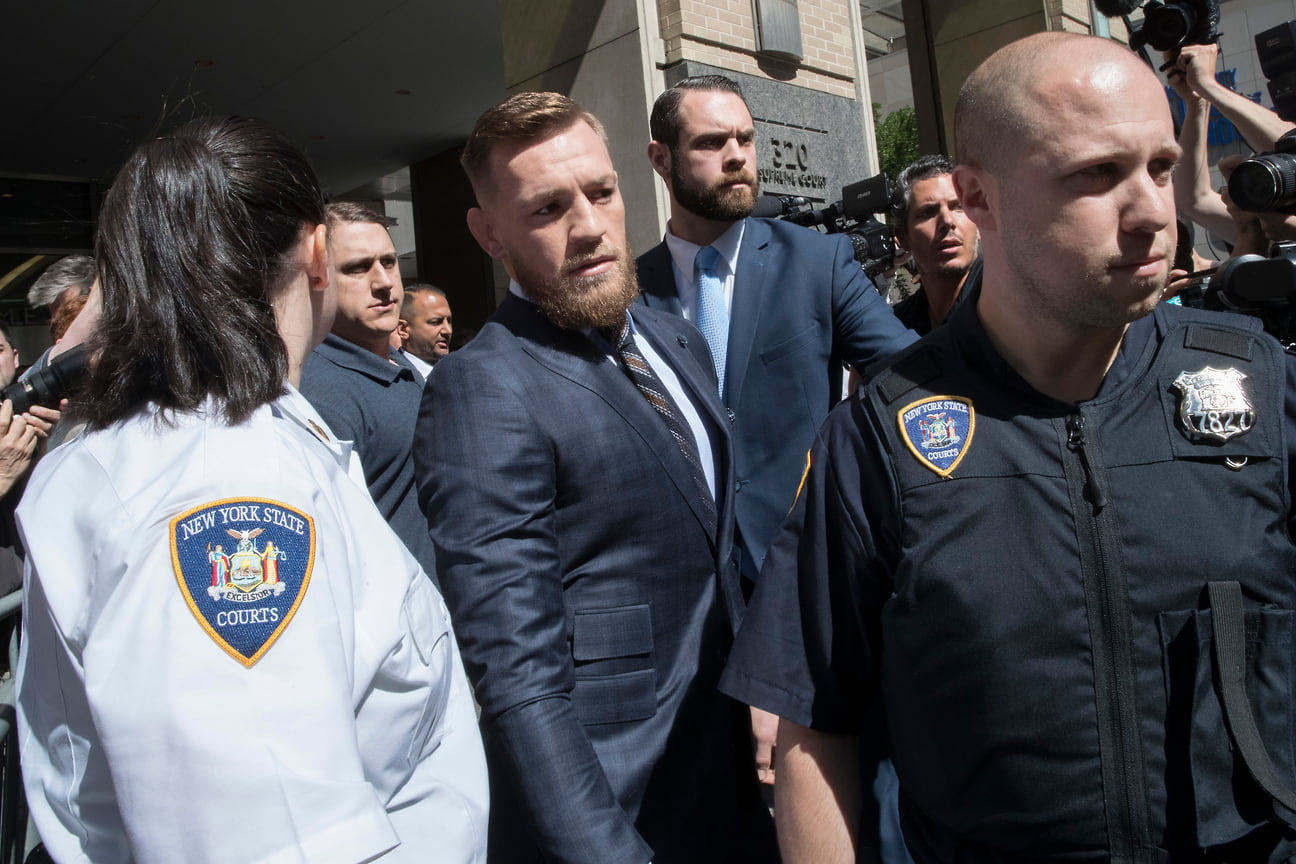После заседания суда по делу о нападении Конором Макгрегором на автобус после пресс-конференции UFC в апреле 2018. Бойцу грозило до семи лет заключения, но в итоге дело он был выпущен под залог в $50 000.