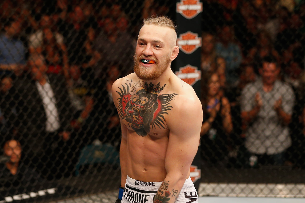 После победы над Дастином Порье в UFC 178. Капа Макгрегора выполнена в цветах ирландского флага – Конор стал первым ирландцем, который попал в UFC.