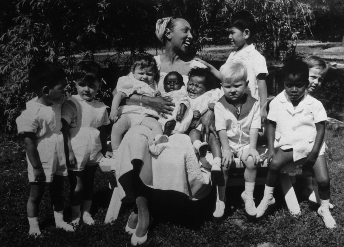 Жозефина Бейкер со своими приемными детьми во Франции, 1950-е годы 