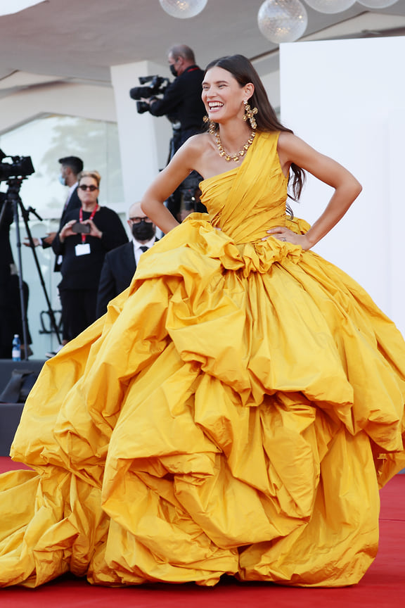 Модель Бьянка Балти в ярком во всех смыслах платье Dolce &amp; Gabbana