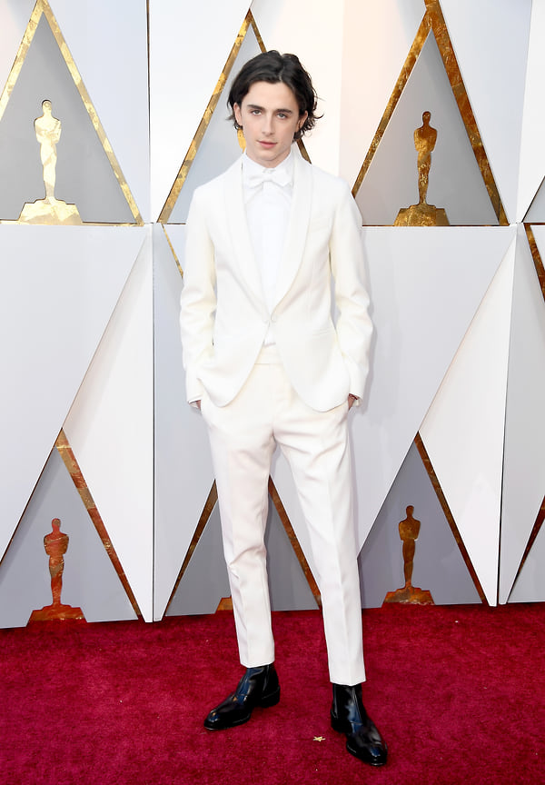 Первая номинация на Оскар у Шаламе случилась в 2018, когда ему было 22 (тогда он стал самым молодым номинантом за последние 80 лет). На свою первую церемонию актер пришел в пошитом на заказ белом смокинге Berluti.

