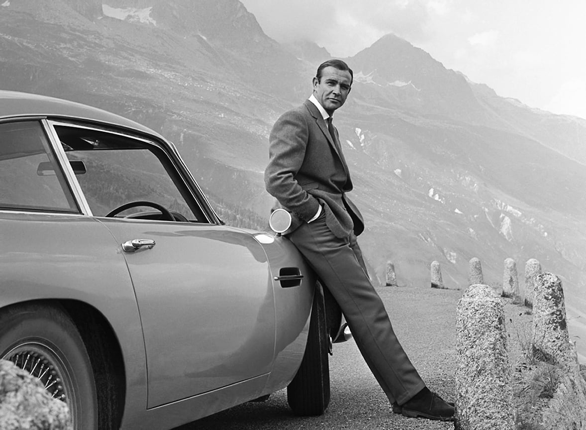 Шон Коннери – легендарный Джеймс Бонд, который доказал, что сочетание хорошего костюма и Aston Martin навсегда останется непобедимым комбо&lt;br>
На фото: кадр из фильма «Голдфингер», 1964 год
