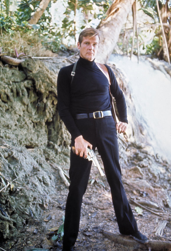 Джеймс Бонд Роджера Мура хорошо смотрелся не только в костюме. Именно он представил черную водолазку как тактическую одежду для шпионов – прием, который получил множество отсылок в поп-культуре&lt;br>
На фото: кадр из фильма «Живи и дай умереть», 1973 год