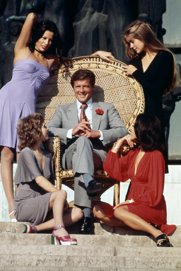 Дуглас Хэйворд, портной для фильмов бондианы времен Роджера Мура, шел в ногу со временем. Его агент 007 одевался в приталенные серые костюмы, которые подходили стилю начала 1980-х&lt;br>
На фото: кадр из фильма «Только для твоих глаз», 1981 год