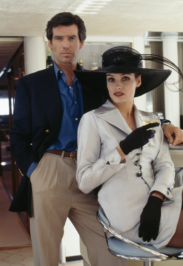 В своем дебютном фильме в роли 007 Пирс Броснан продемонстрировал идеальный морской образ: бежевые брюки, голубая рубашка и двубортный блейзер с позолоченными пуговицами. Все как по учебнику&lt;br>
На фото: кадр из фильма «Золотой глаз», 1995 год