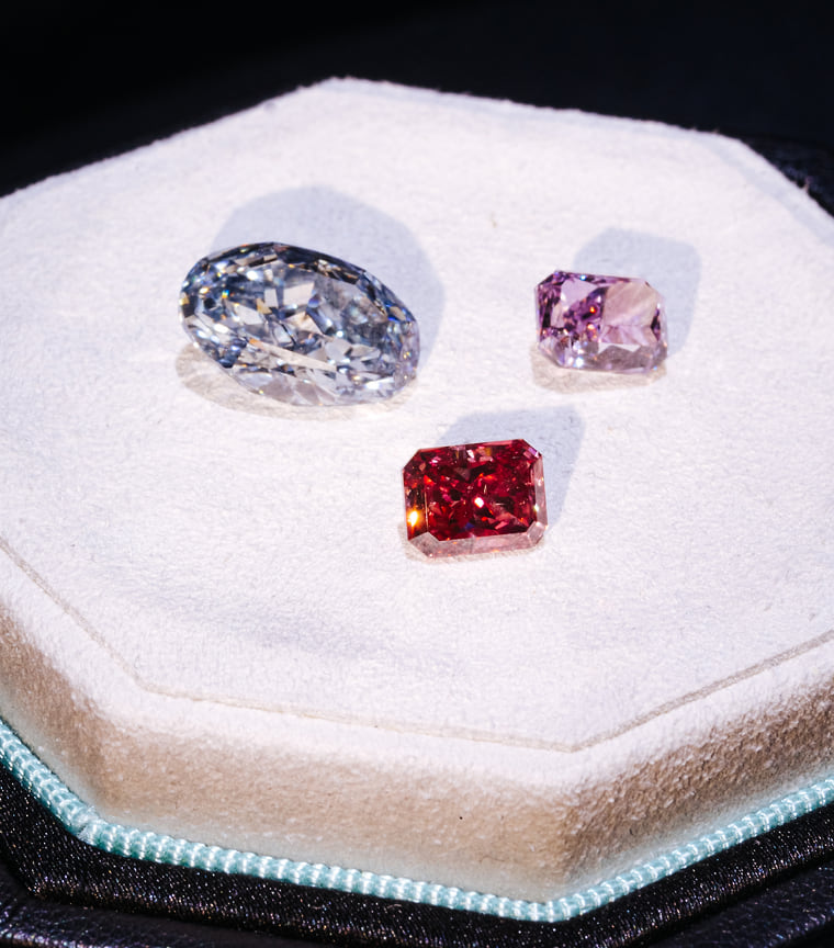 Бесцветный, розовый и красный бриллианты, собственность Tiffany &amp; Co.