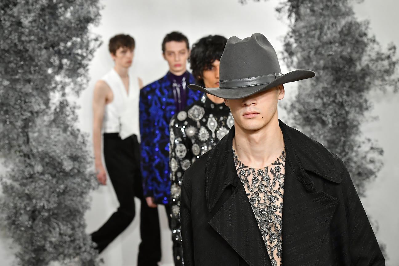 В 1969 Givenchy представила свою первую мужскую линейку, Gentleman Givenchy. На волне успеха от мужских коллекций, в 1975 году бренд запустил одноименную линейку парфюма – которая выпускается до сих пор.
