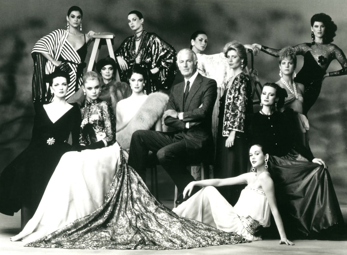 К 30-летию марки Givenchy, Vogue Japan, апрель 1983 года. Юбер де Живанши в окружении своих моделей разных лет.