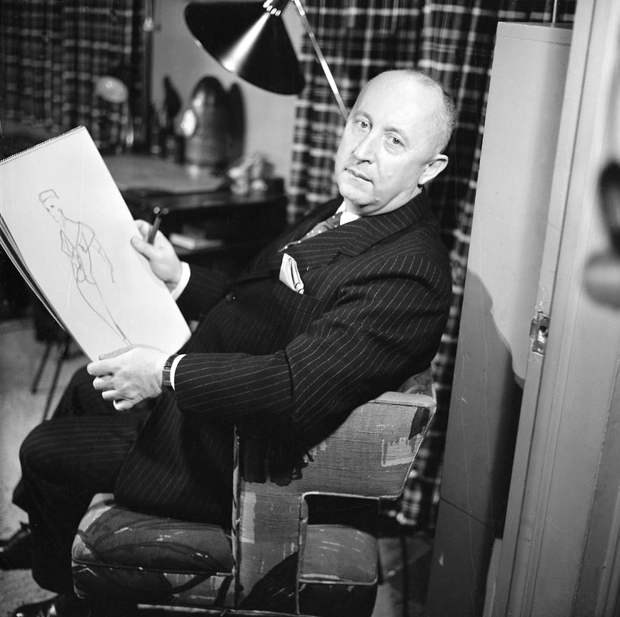Дизайнер Кристиан Диор за работой, 1955 год