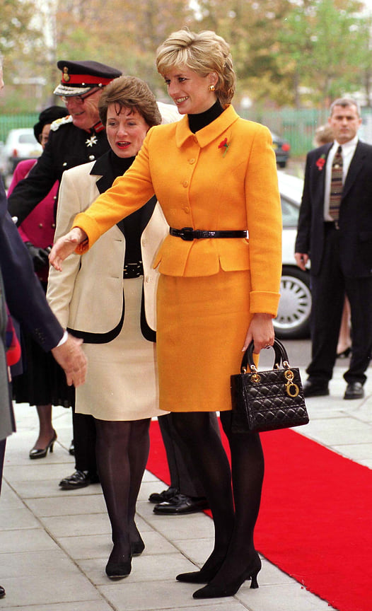Принцесса Диана в костюме Versace и сумочкой Dior, 1995 год