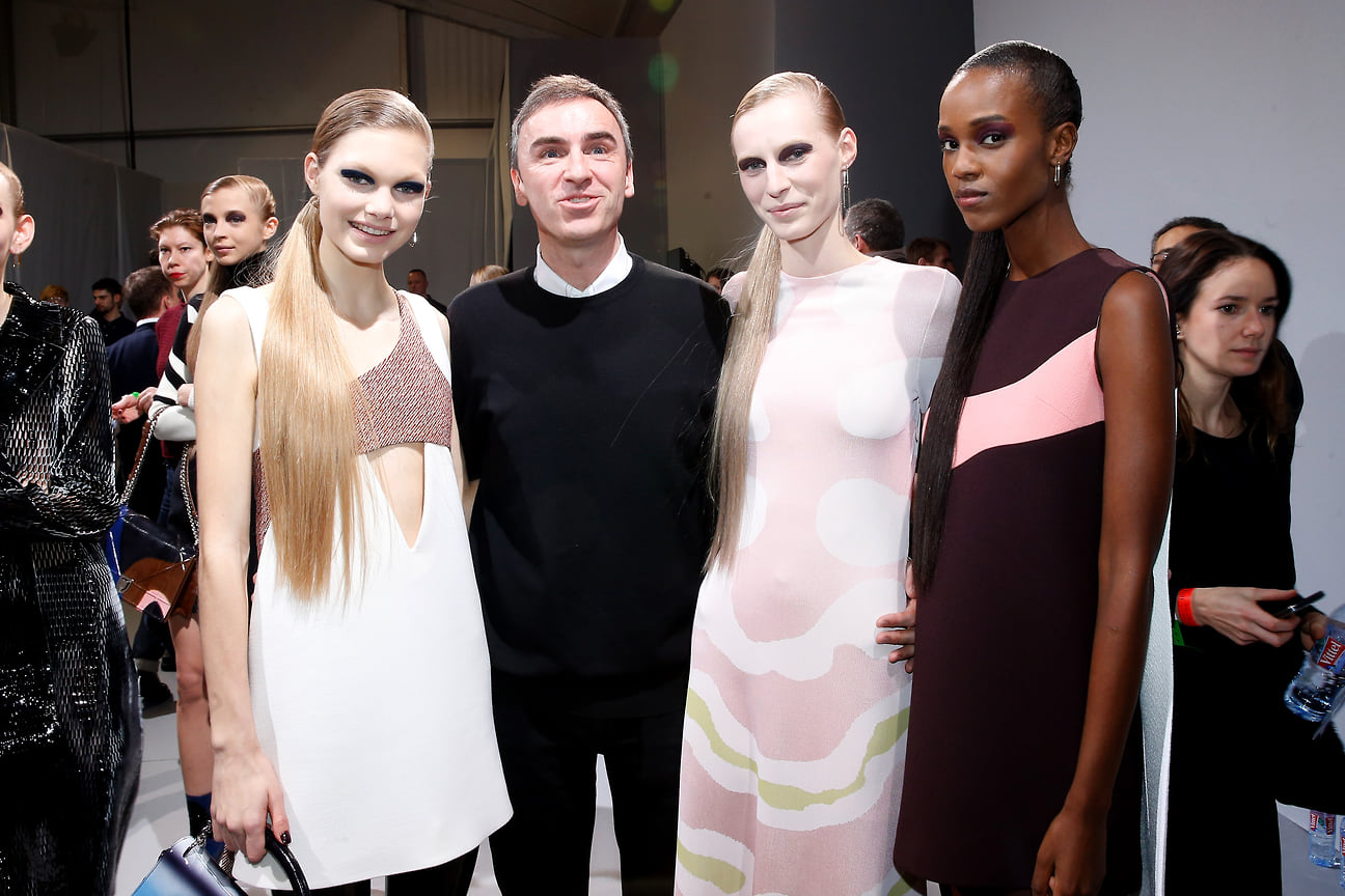 Раф Саймонс и его модели позируют за кулисами после показа Christian Dior в рамках Парижской Недели моды женской одежды осень-зима 2015/2016 