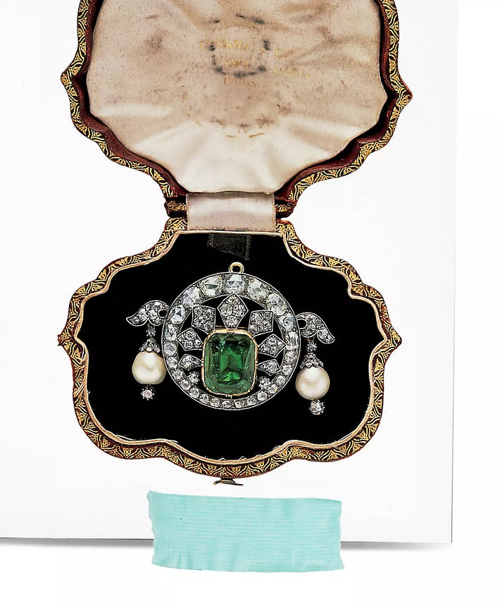 1887 год. Чарльз Льюис Тиффани купил драгоценности французской короны, поместил в украшения Tiffany и продавал их высшему обществу Америки