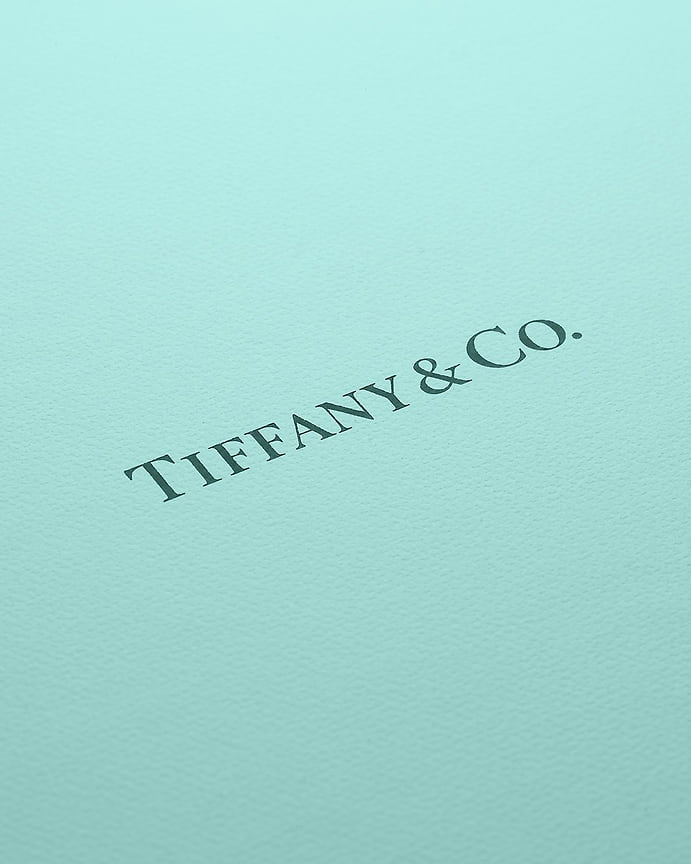 2001 год. Tiffany начала работать с Институтом цвета Pantone над созданием цвета «1837 Blue» в честь легендарного оттенка Tiffany Blue