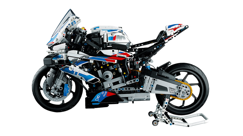 Lego Technic, модель мотоцикла BMW M 1000 RR. Модель выполнена в масштабе 1:5; оснащена трехступенчатой коробкой передач, цепной передачей и рядным четырехпоршневым двигателем. Цена: 17 500 руб.