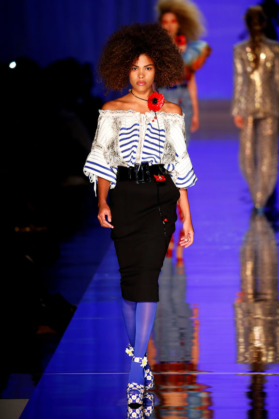 Тина Кунаки во время показа Jean Paul Gaultier в Париже, 2017.
