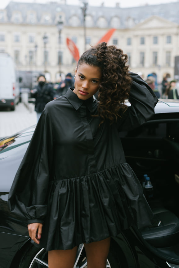 На Неделю моды в Париже в 2022 году Кунаки уже пришла в качестве зрительницы. На фото: после показа Valentino в Париже.
