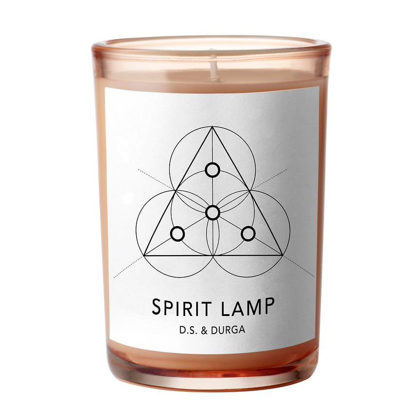 D.S.&amp; DURGA, бодрящая парфюмированная свеча Spirit Lamp. Композиция: металлические ноты, петитгрейн, ирис, кокосовое молоко, персиковая вода, белый имбирь, мускус, чай лапсан сушонг.