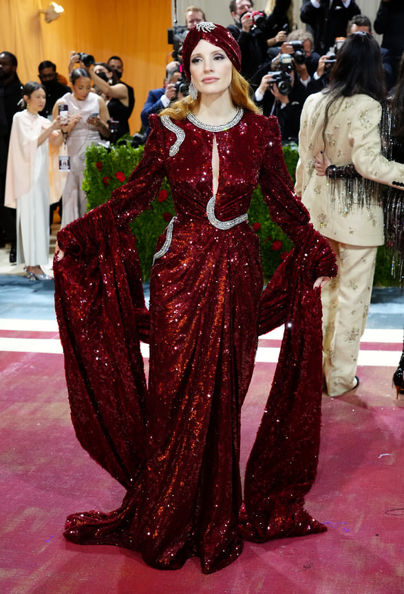 На Met Gala, как и на церемонии Оскара, Джессика Честейн появилась в Gucci.