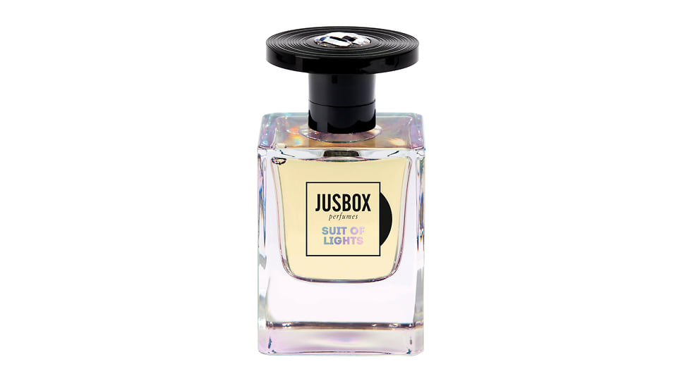Jusbox Perfumes, парфюмерная вода Suit of Lights. Ноты: желтый мандарин, жасмин самбак, апельсин, фрезия, мускус, герань, сандал.