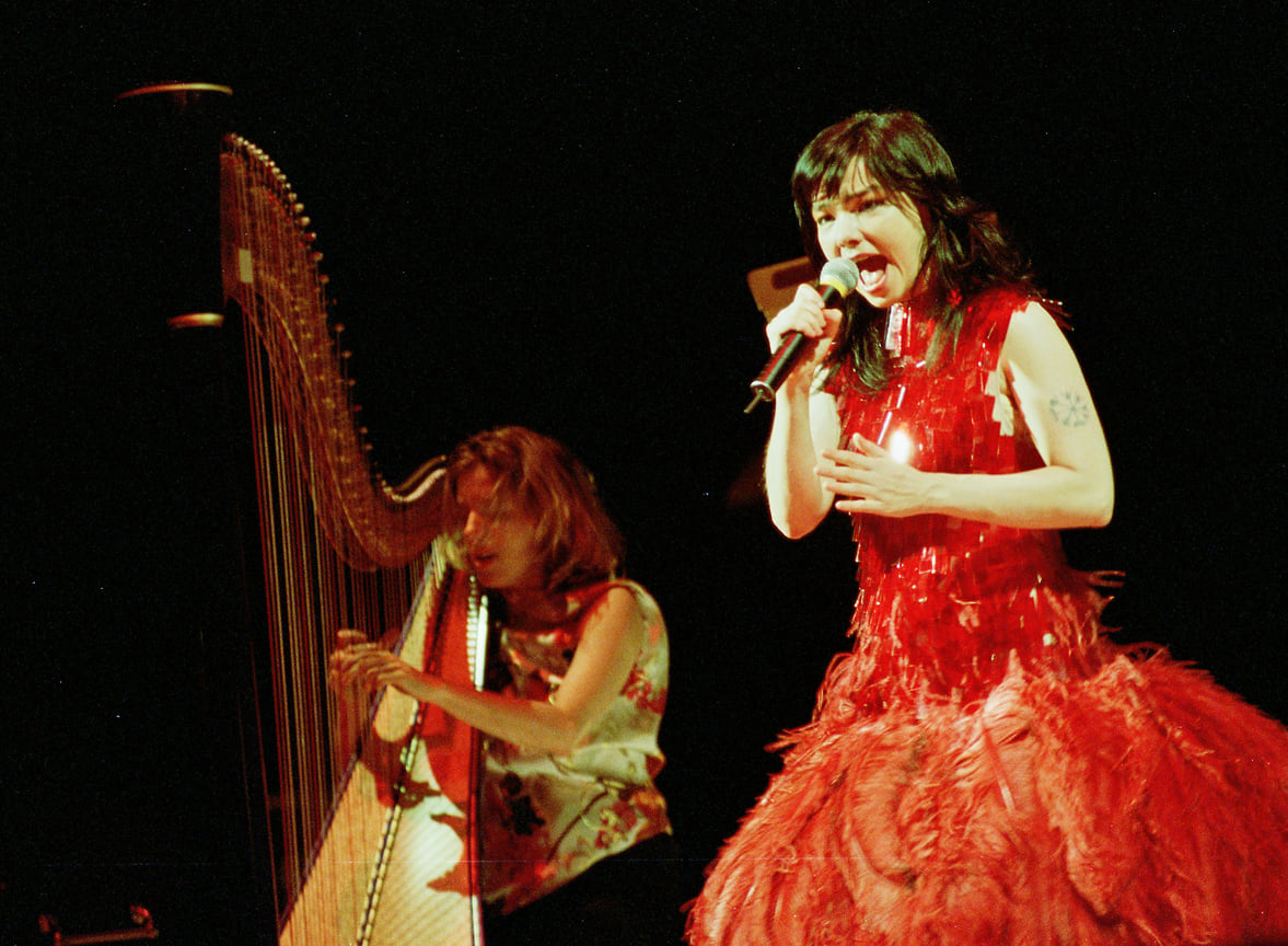 В платье Alexander McQueen на концерте в Испании, 2001 год.
