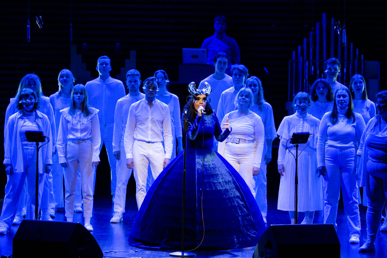 Концерт в Рейкьявике: Бьорк в платье Balenciaga, 2021 год.
