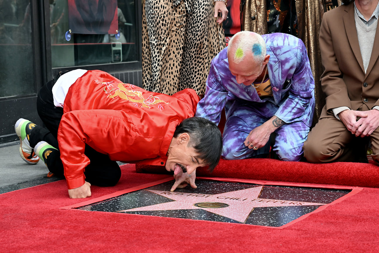 Энтони Кидис и Фли принимают участие в церемонии награждения Red Hot Chili Peppers звездой на Голливудской аллее славы, 2022 год.