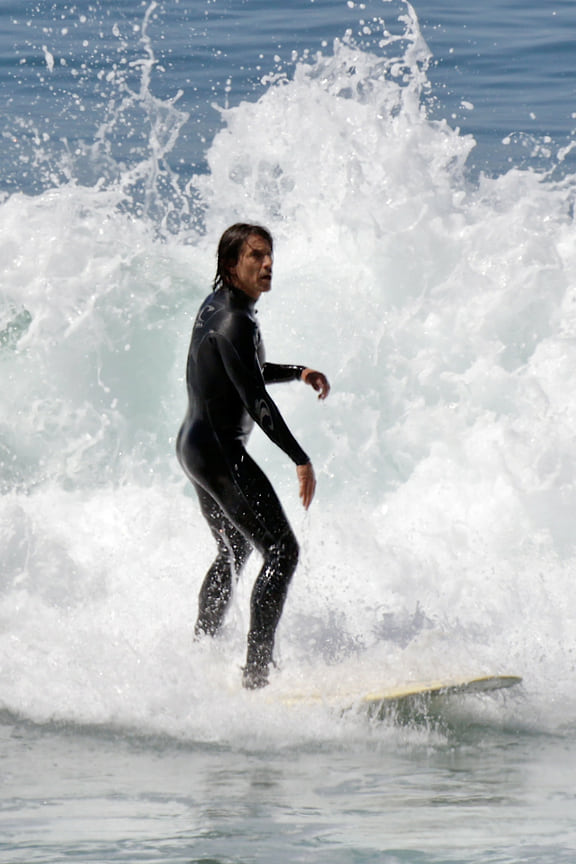 Энтони Кидис занимается серфингом с друзьями в Малибу, 2014 год. 