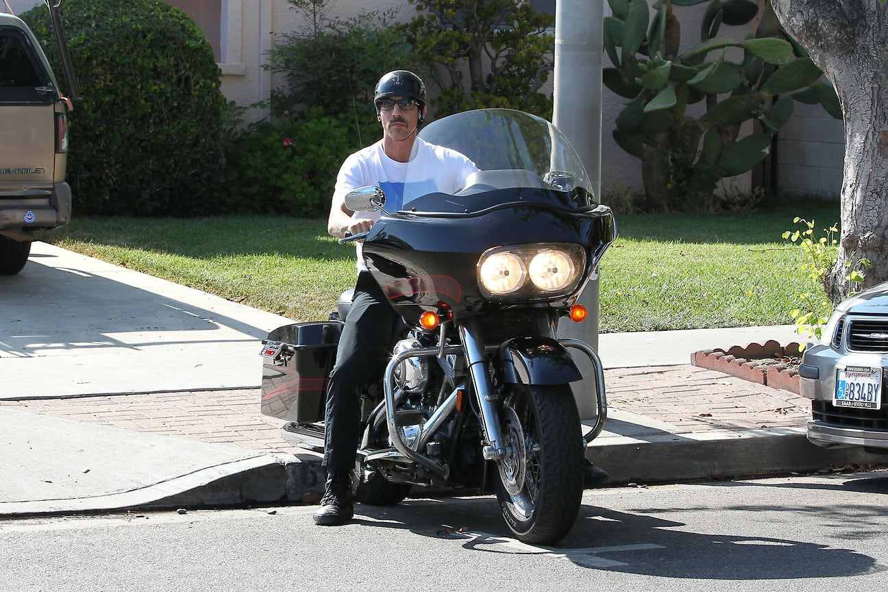 Энтони Кидис, на своем мотоцикле, 2012 год.