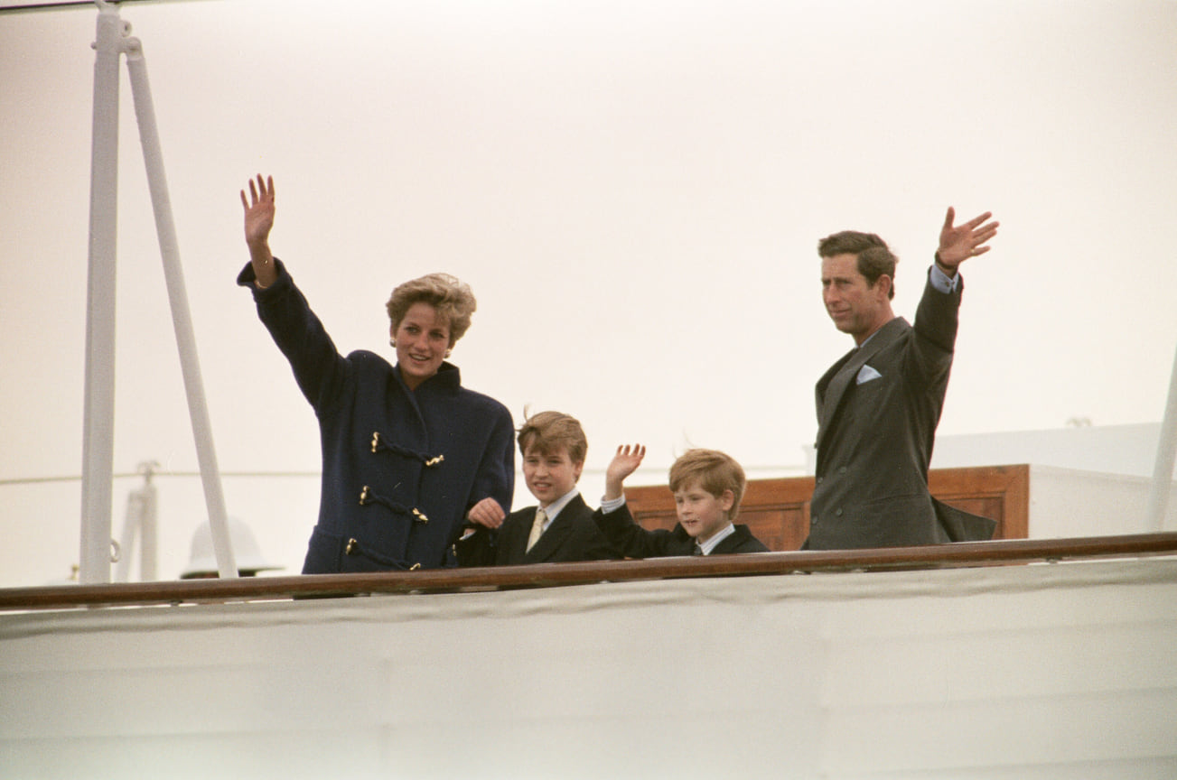 Принцесса Диана и принц Чарльз с сыновьями на борту королевской яхты Britannia, 1991 год. 