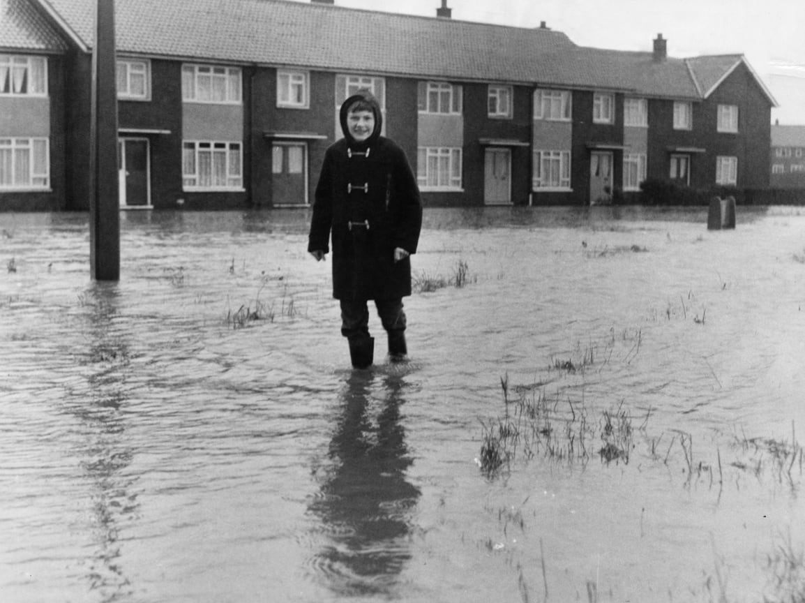 Местный житель пробирается сквозь паводковые воды, Великобритания, 1968 год. 