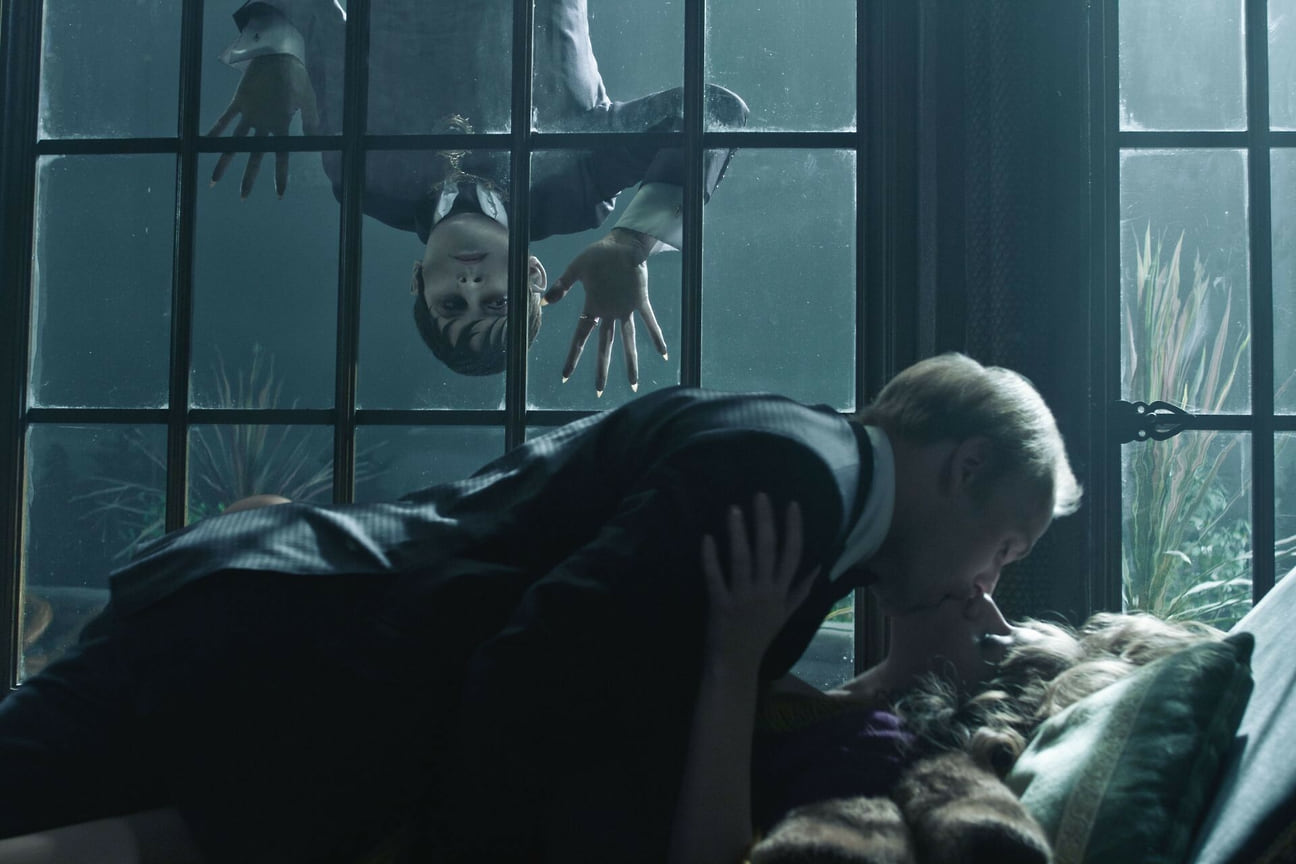 Джонни Депп и Джонни Ли Миллер в фильме &quot;Мрачные тени&quot;, 2012 год.