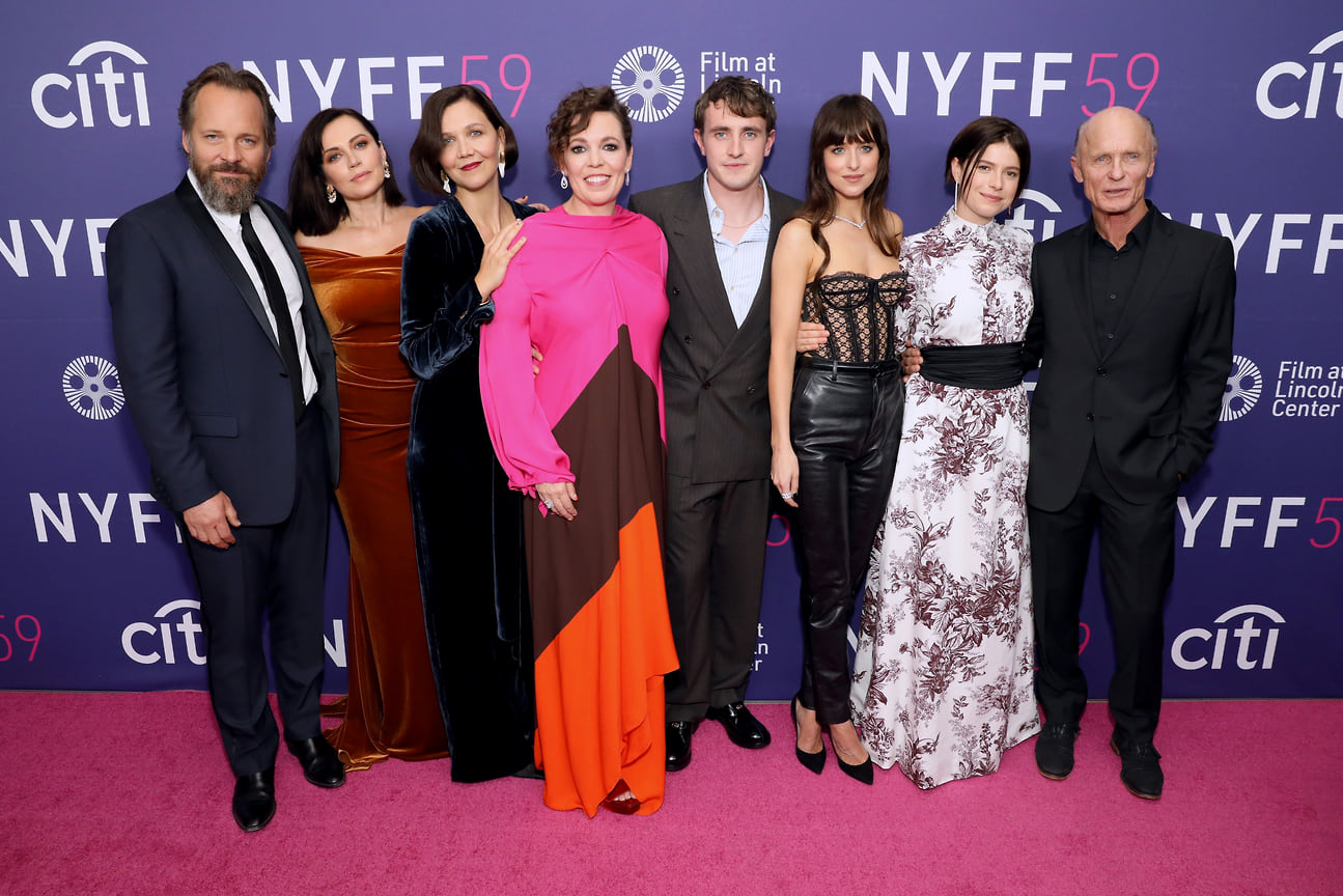 Питер Сарсгаард, Дагмара Доминчик, Мэгги Джилленхол, Оливия Колман, Пол Мескал, Дакота Джонсон, Джесси Бакли и Эд Харрис на премьере фильма «Пропавшая дочь» в рамках 59-го Нью-Йоркского кинофестиваля, 2021 год.