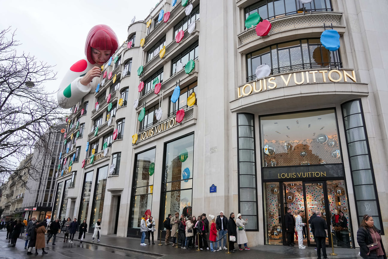 Инсталляция с фигурой Яёи Кусама на флагманском магазине Louis Vuitton в Париже

