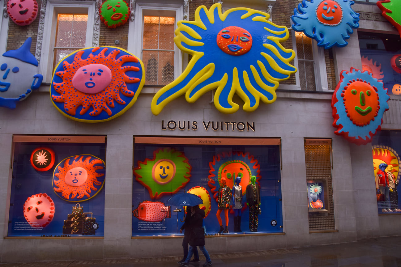 Узоры Яёи Кусама на витрине бутика Louis Vuitton в Лондоне
