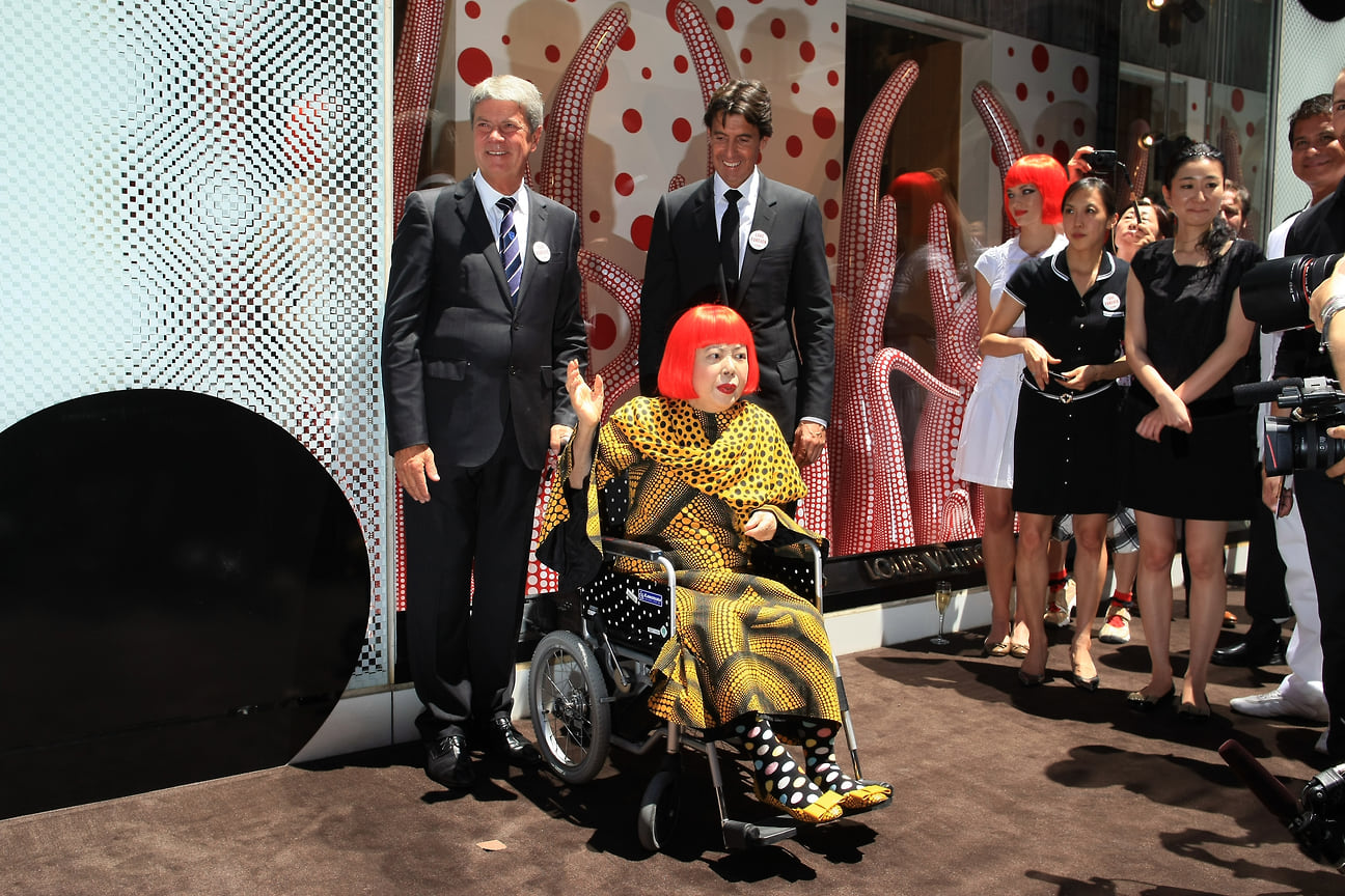 СЕО Louis Vuitton Ив Карсель, будущий СЕО марки Жорди Констанс и Яёи Кусама, 2012 год
