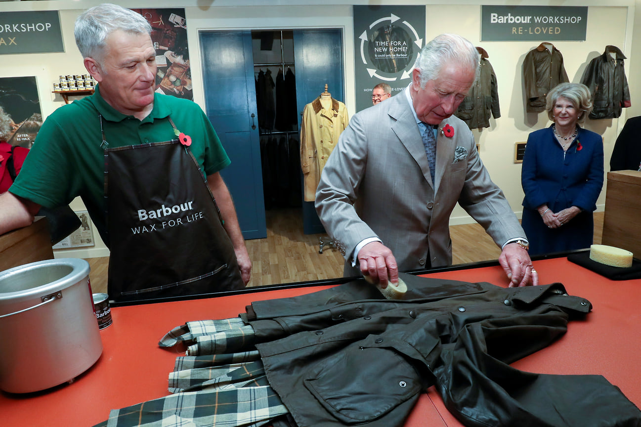 Принц Чарльз реставрирует свою вощеную куртку на фабрике Barbour, 2021 год.