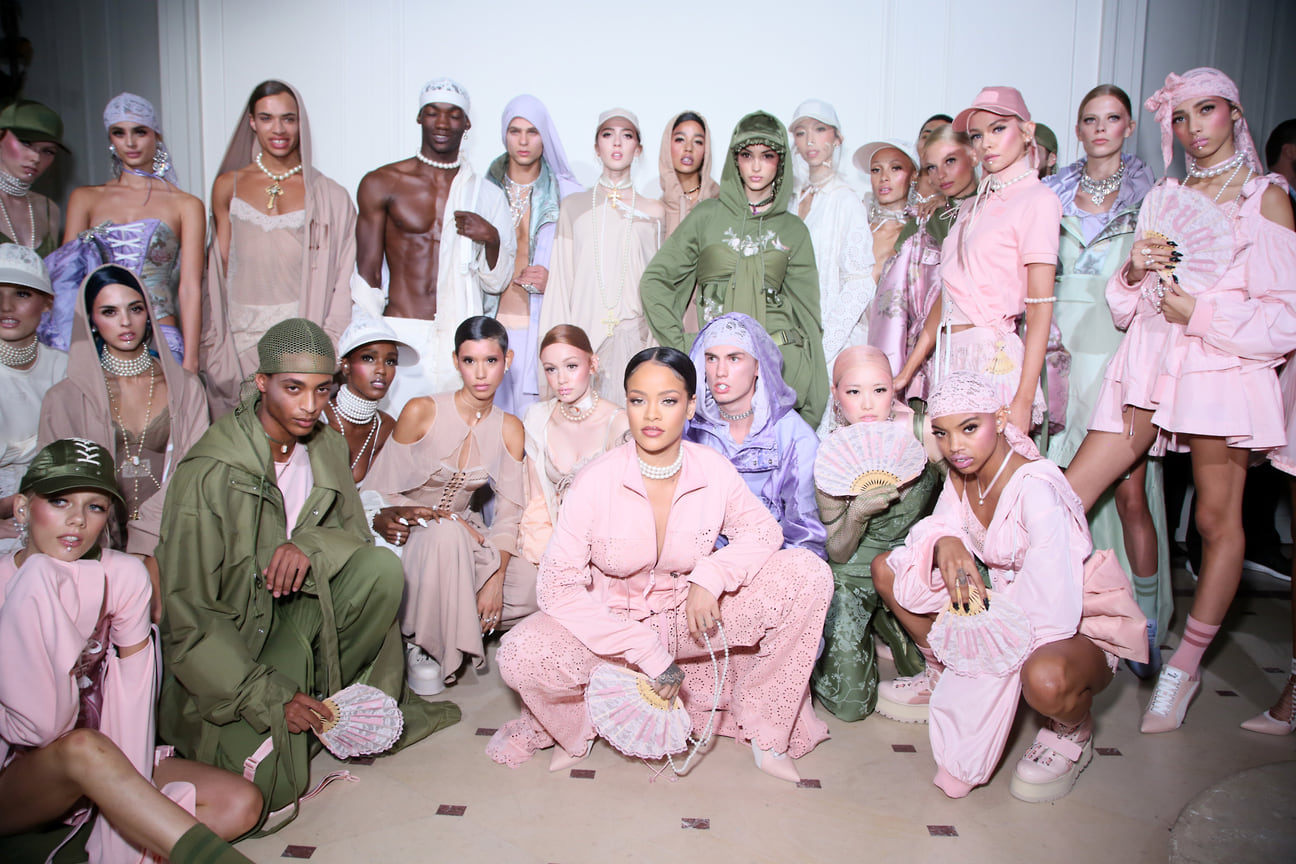 Рианна владеет собственным брендом Fenty. Он занимается производством косметики, а также совместными коллекциями с большими марками. Самые крупные — Puma x Fenty и Savage x Fenty