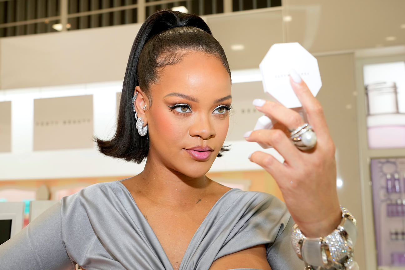 Рианна на запуске Fenty Beauty на выставке ULTA Beauty в марте 2022 года в Лос-Анджелесе