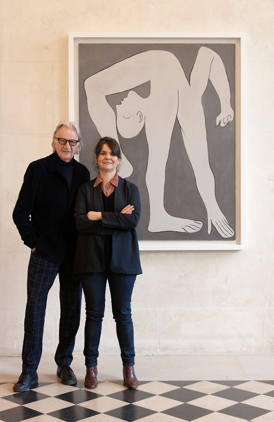 Дизайнер Пол Смит и директор парижского Музея Пикассо Сесиль Дебре.